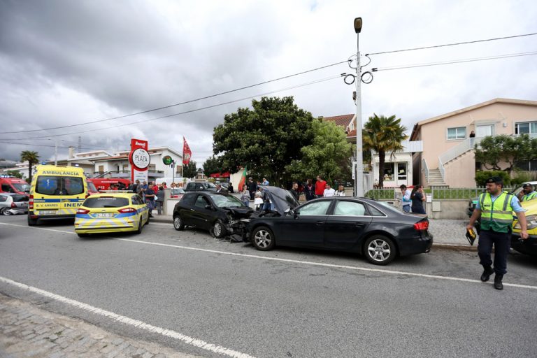 Duas Crian As Entre Os Sete Feridos De Um Choque Frontal Em Vila Verde