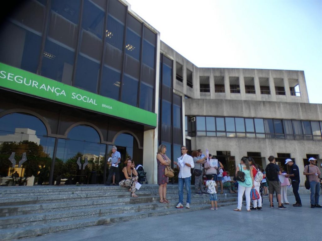 dezenas-de-professores-porta-da-seguran-a-social-em-braga-pressnet