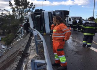 Camião tombou à entrada da A3 em Braga