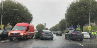 Mulher ferida após colisão e abalroamento de sebes junto a semáforos em Braga
