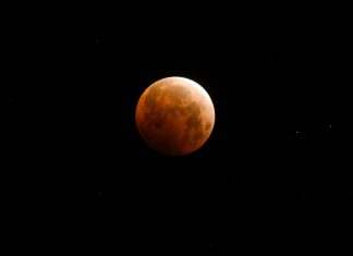 Lua de sangue chega esta madrugada: eclipse lunar vai iluminar os céus de Portugal