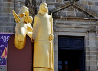 Estátua em homenagem à Procissão da Burrinha inaugurada em S. Victor