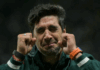 Abel Ferreira de joelhos e em lágrimas no relvado após reviravolta épica