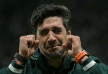 Abel Ferreira de joelhos e em lágrimas no relvado após reviravolta épica