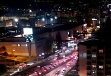 Trânsito dificulta combate a incêndio em apartamento na Praça do Bocage, em Braga