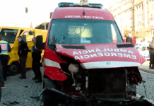 Acidente entre ambulância e carrinha de valores condiciona trânsito na Avenida dos Aliados