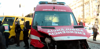 Acidente entre ambulância e carrinha de valores condiciona trânsito na Avenida dos Aliados
