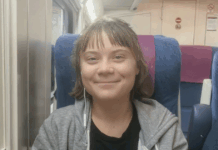 Greta Thunberg fotografada em comboio na Galiza a caminho de Portugal