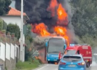 Autocarro destruído por incêndio em Requião, Famalicão
