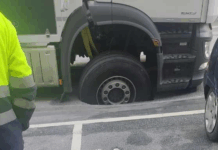 Roda de camião fica presa em cratera numa rua de Braga