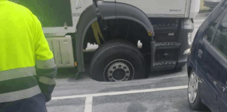 Roda de camião fica presa em cratera numa rua de Braga