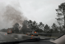 Carro destruído por incêndio na A3 em Cerveira
