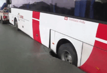 Autocarro fica preso em cratera após aluimento de estrada em Famalicão