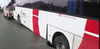 Autocarro fica preso em cratera após aluimento de estrada em Famalicão