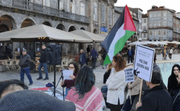 Dezenas Reúnem-se em Braga em Ação pela Paz e Contra a Guerra