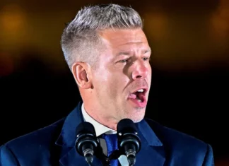 Oposição vence eleições na Hungria e põe fim a 16 anos de Orbán