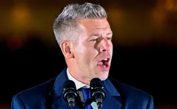 Oposição vence eleições na Hungria e põe fim a 16 anos de Orbán