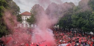 Praça do Município vestiu-se de vermelho e branco para empurrar o Braga rumo à final