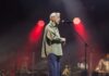 Caetano Veloso emociona o Porto em concerto histórico com fado, memórias e despedida simbólica