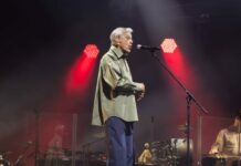 Caetano Veloso emociona o Porto em concerto histórico com fado, memórias e despedida simbólica
