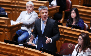 PS surpreende no Parlamento com estratégia que impediu resposta de Montenegro a José Luís Carneiro