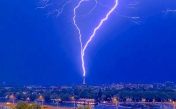 Momento impressionante: Relâmpago atinge a Torre Eiffel durante forte trovoada em Paris