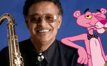 Morre Plas Johnson, o saxofonista que eternizou o tema de “A Pantera Cor-de-Rosa”