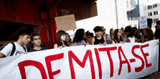 Centenas de alunos e professores manifestam-se em Lisboa e exigem demissão do ministro da Educação