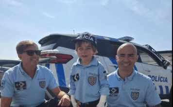 PSP de Braga realiza sonho de Salvador, menino de 6 anos com doença rara, e transforma-o em polícia por um dia