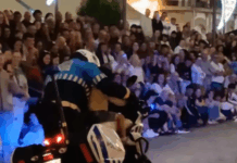 Agente da PSP coloca crianças em mota durante desfile da Romaria d’Agonia e é ovacionado