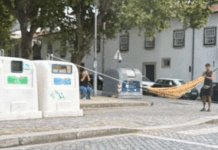 Casal improvisa baloiço com contentor e sinal de trânsito em Braga e surpreende quem passava