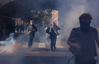 Protestos estudantis deixam rasto de destruição em França: 600 detidos e 400 liceus encerrados