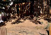 Vedação caída deixa parque infantil da Praça do Bocage em risco