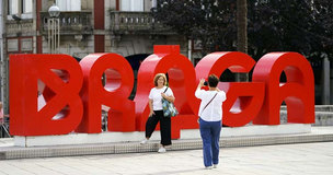 O icónico letreiro “BRAGA” está de volta à Avenida Central