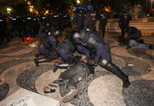 Carga policial nas acampadas de Lisboa e Porto acaba com 31 detidos e vários feridos “Cheira a ditadura”