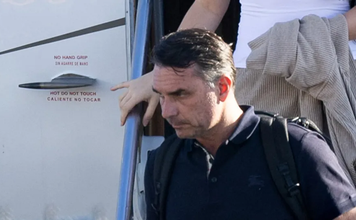Flávio Bolsonaro chega a Miami após derrota eleitoral e é apresentado como «verdadeiro presidente eleito»